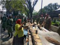 Hari Ini Satpol PP Tertibkan PKL Depan Pasar Banjarejo  &nbsp;