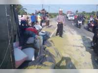 Diduga Sopir Mengantuk, Truk Muatan Kacang Hijau Tabrak Tembok Jembatan