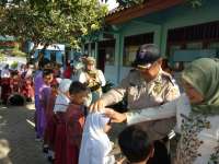 Di SDN Ngujo, Kanit Binmas Polsek Kalitidu Santuni Anak Yatim