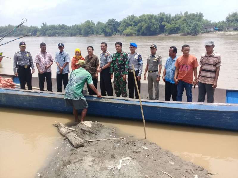 Kapolsek Kanor Rapat Bahas Tambang Pasir Bersama Warga di Desa Semambung