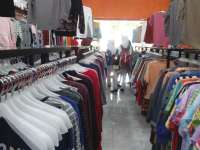Harga Miring, Outlet Baju Diserbu Kaum Wanita