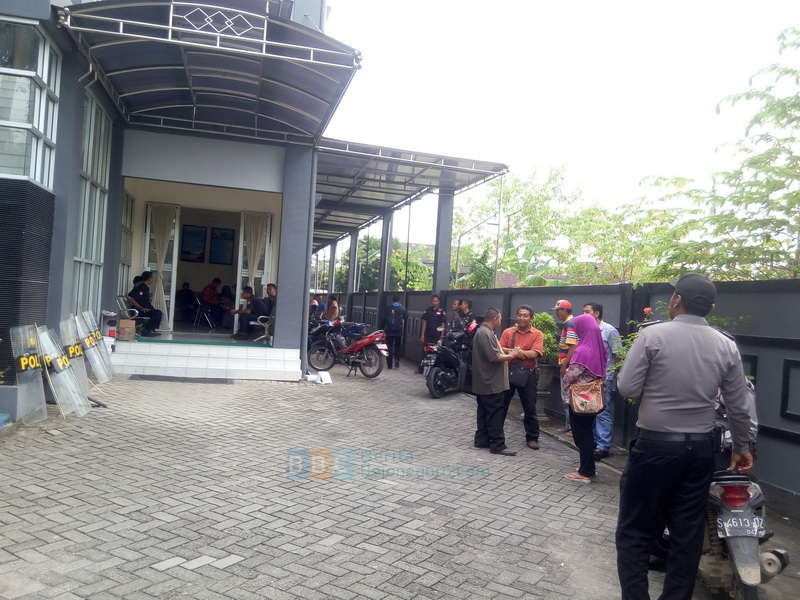 Merasa Dicurangi, Satu Pasangan Calon Kades Sumberagung Protes ke Dinas PMD