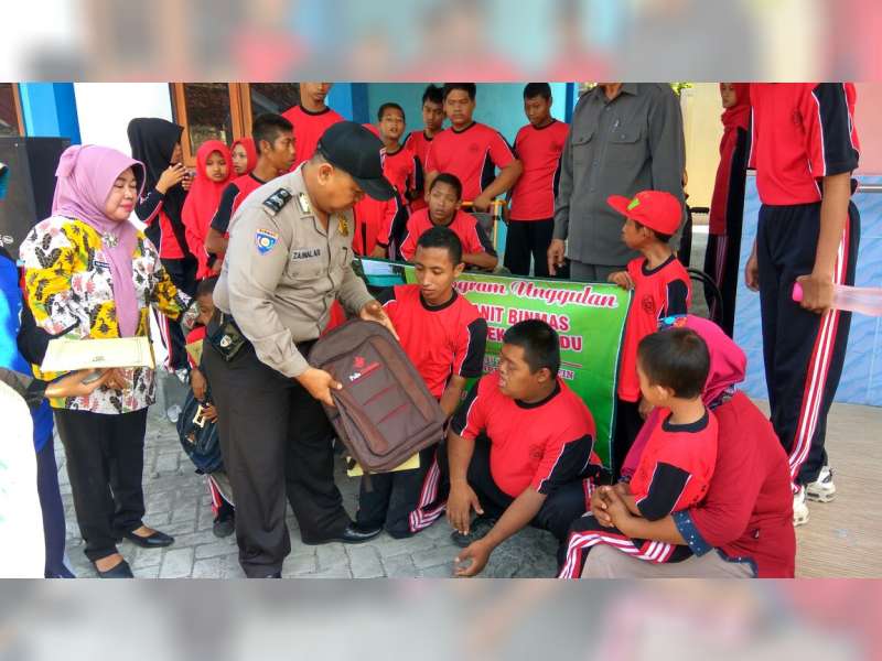 Wujud Peduli, Kanit Binmas Polsek Kalitidu Santuni Siswa SLB