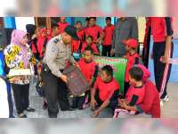 Wujud Peduli, Kanit Binmas Polsek Kalitidu Santuni Siswa SLB