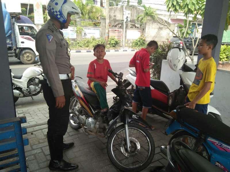 Polisi Tilang Bocah Pengendara Motor Berbonceng Rangkap Tiga