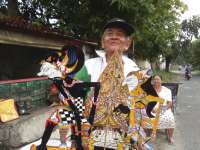 Mbah Jony, Menjaga Tradisi Membuat Wayang dari Kertas Karton