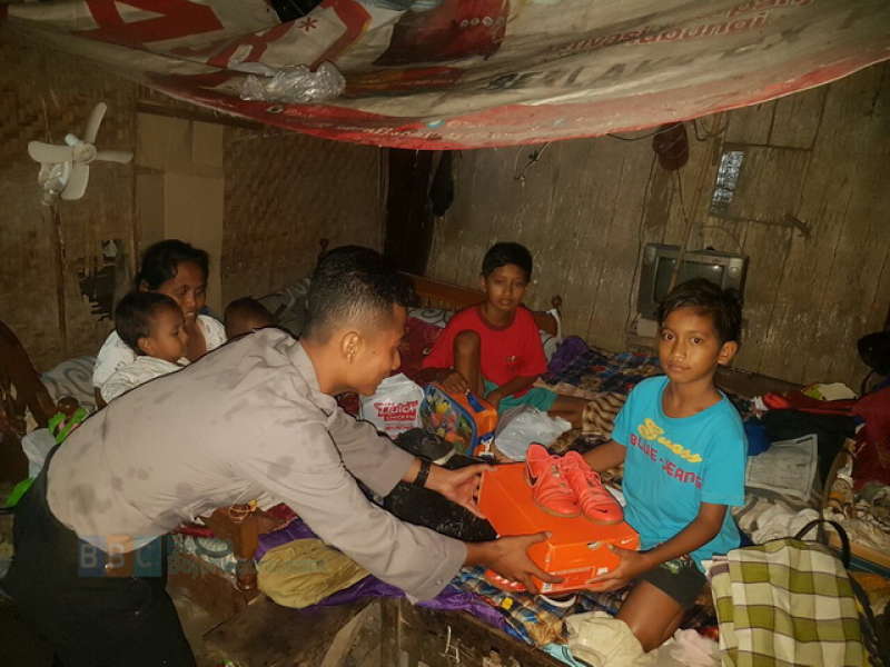 Senyum Anak-Anak Ibu Sumiati Mengembang, Usai Terima Sepatu Baru dari Kapolres
