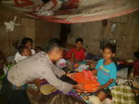 Senyum Anak-Anak Ibu Sumiati Mengembang, Usai Terima Sepatu Baru dari Kapolres