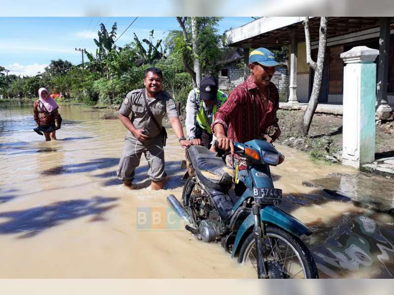 Luapan Kali Kening Genangi Jalan dan Rumah Warga di Parengan