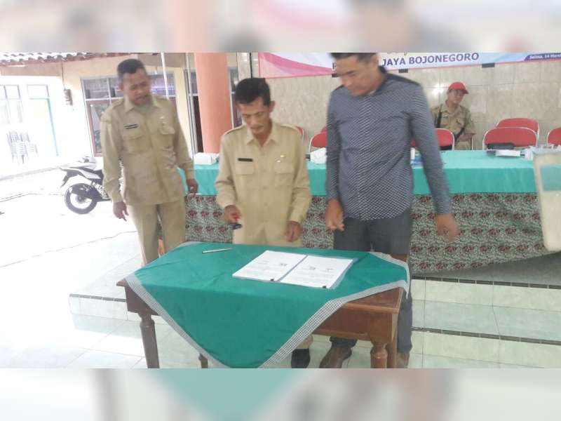 Pemdes Ngampel Tanda Tangani Kerjasama Pembangunan Pasar Desa