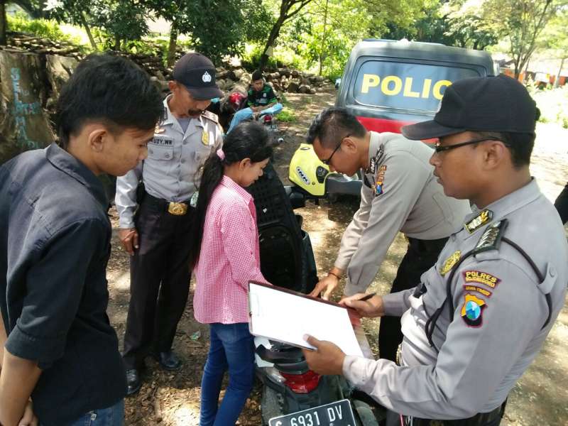 Pelajar Nongkrong di TPK saat Jam Sekolah, Sat Binmas Lakukan Pembinaan