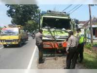 Ngerem Mendadak, Truk Gandeng Seruduk Truk Gandeng Dari Belakang