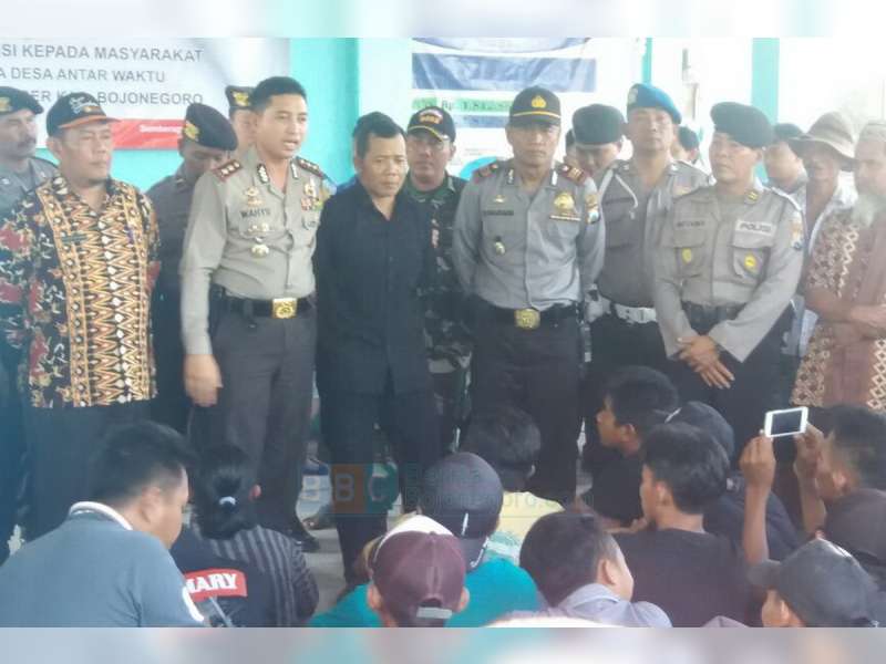 Kapolres Temui Taslim dan Para Pendukungnya, di Balai Desa Sumberagung Kecamatan Dander