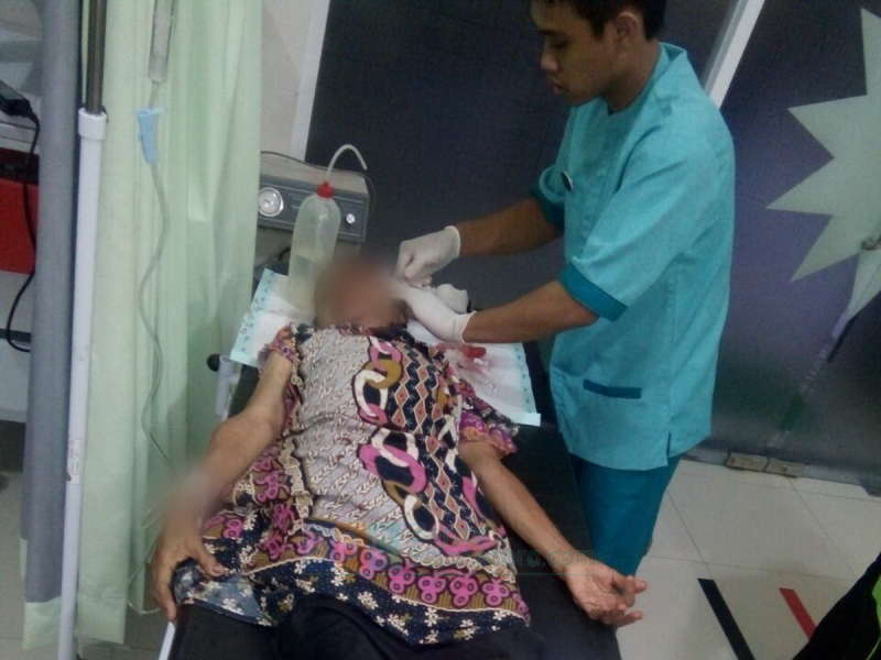 Truk Serempet Pejalan Kaki, Korban Alami Patah Kaki