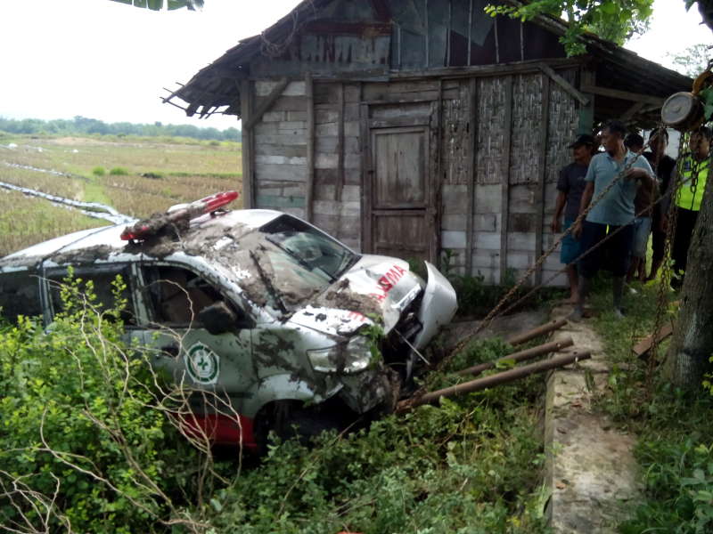 Usai Antar Jenazah, Mobil Ambulan Terbang Lalu Nyungsep di Persawahan