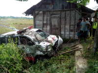 Usai Antar Jenazah, Mobil Ambulan Terbang Lalu Nyungsep di Persawahan