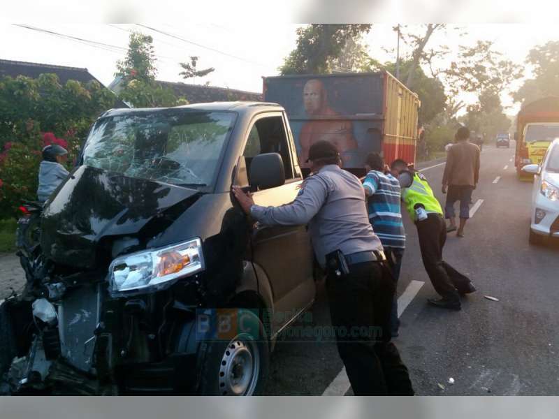Pikap Beradu Muka dengan Truk Fuso di Sumberrejo, Pengemudi Pikap Terluka
