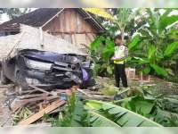 Toyota Innova Seruduk Teras Rumah dan Motor Parkir di Ngraho