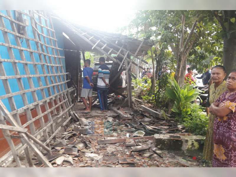 Sopir Mengantuk, Toyota Innova Hajar Teras Rumah dan Motor milik Warga Ngraho