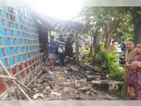 Sopir Mengantuk, Toyota Innova Hajar Teras Rumah dan Motor milik Warga Ngraho