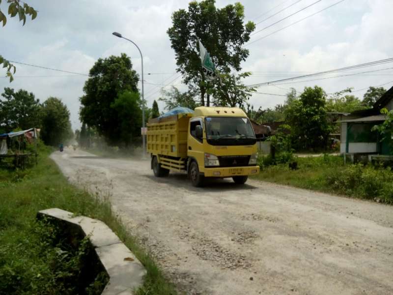 Truk Proyek Pengangkut Tanah Uruk Hilir Mudik di Jalur Lingkar Gayam