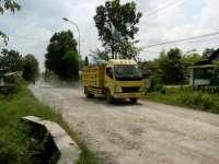 Truk Proyek Pengangkut Tanah Uruk Hilir Mudik di Jalur Lingkar Gayam
