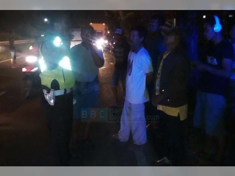 Bus Pariwisata Tubruk Motor Smash di Baureno