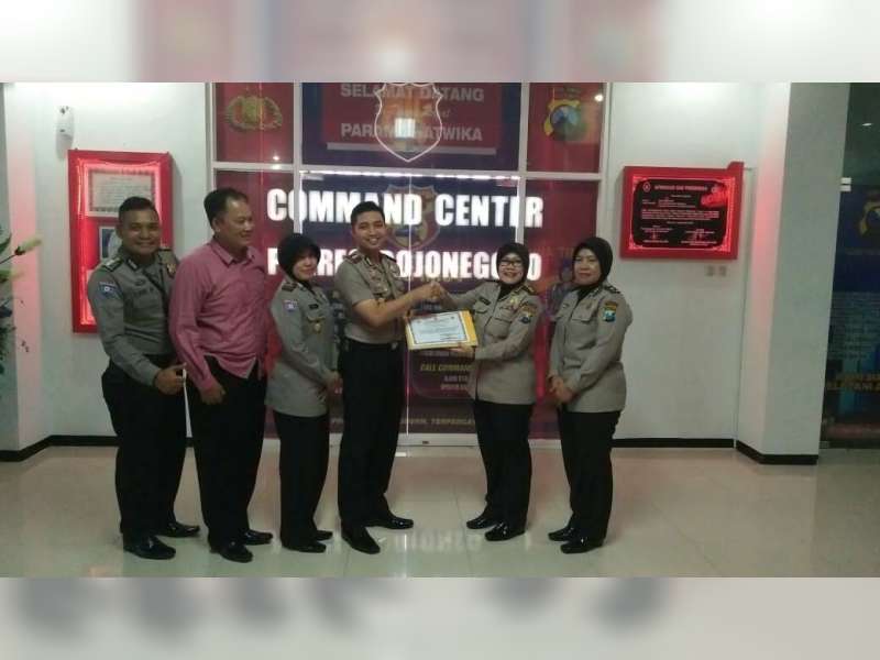 Kapolres Bojonegoro Terima Penghargaan dari Kapolda Jatim