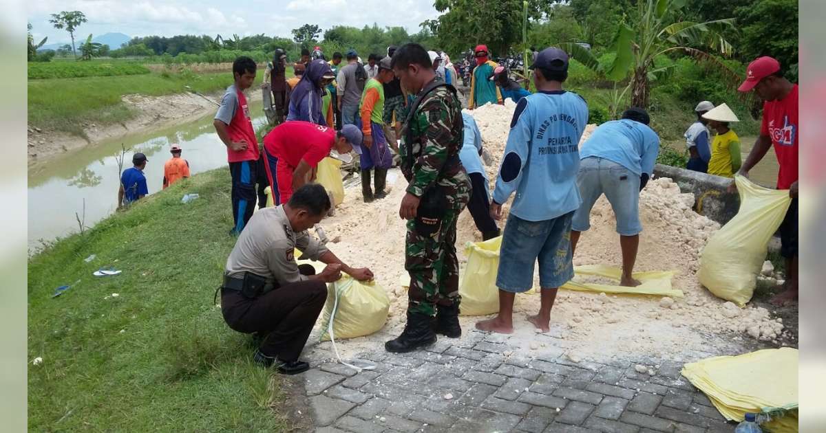 Tiga Pilar Bersama Warga Gotong Royong Bangun Jembatan di 