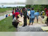 Tiga Pilar Bersama Warga Gotong Royong Bangun Jembatan di  Sukosewu