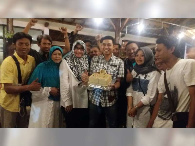 Kapolres Bojonegoro Terima Kado Kue Berbentuk Seragam Polisi dari Wartawan
