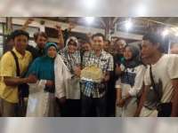 Kapolres Bojonegoro Terima Kado Kue Berbentuk Seragam Polisi dari Wartawan