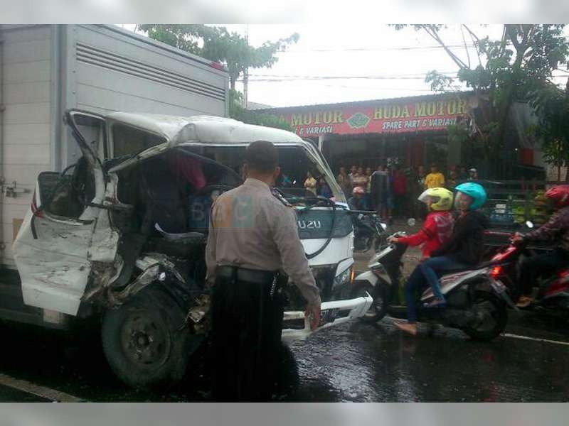 Kecelakaan Truk Boks Kontra Tronton di Sumberrejo, Pengemudi Truk Boks Terluka