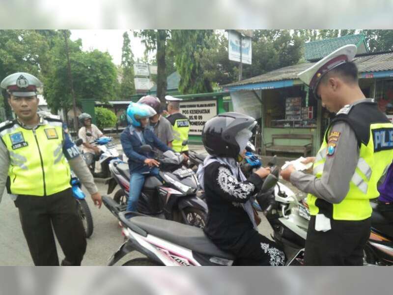 Gunakan E Tilang, Polres Bojonegoro Razia Motor di Jalan Rajekwesi