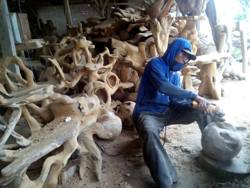 Perajin Bonggol Kayu Jati Margomulyo Kesulitan Bahan Baku