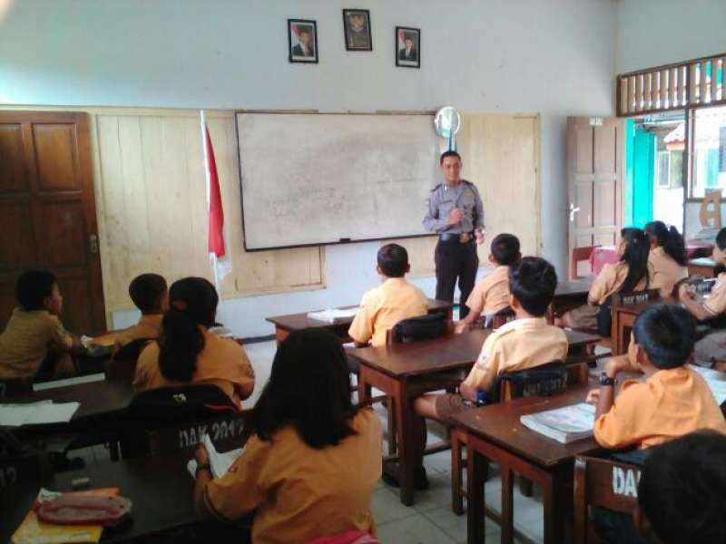 Polsek Kedewan Berikan Binluh Kepada Murid SD