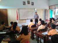 Polsek Kedewan Berikan Binluh Kepada Murid SD