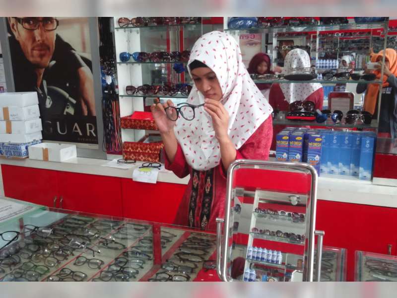 Kacamata Frame Utuh dan Bulat Banyak Dicari Konsumen