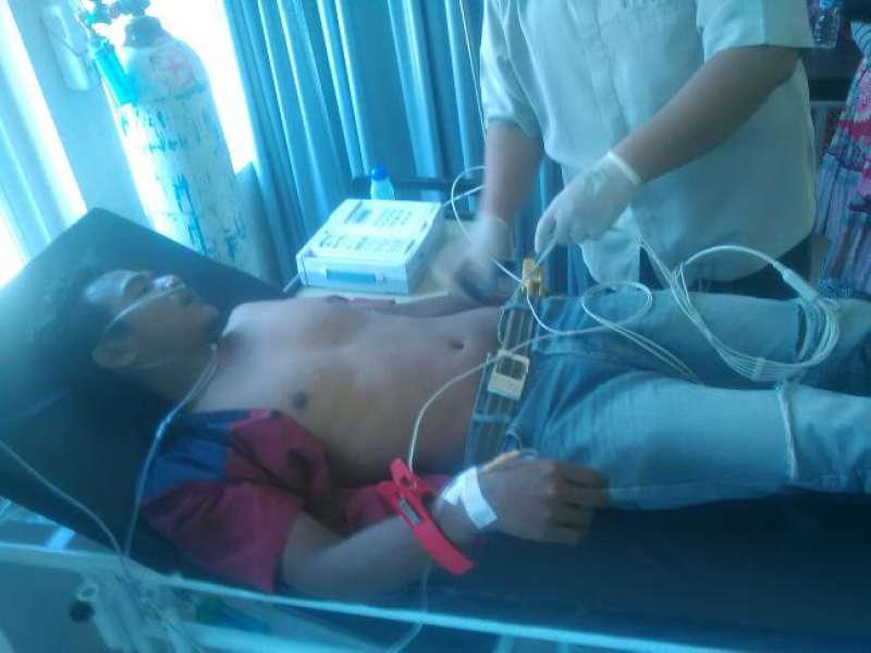 Truk Parkir di Bahu Jalan, Kenek Diserempat Pikap