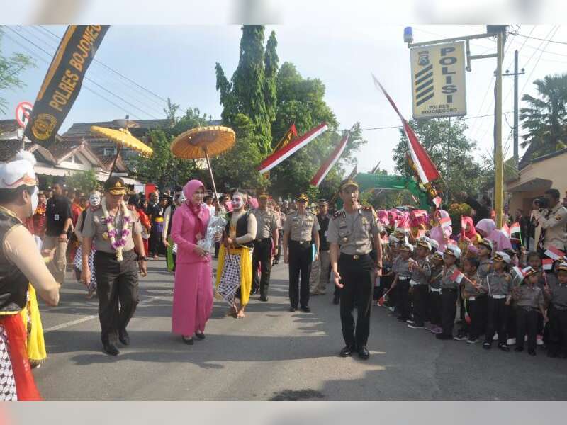 Punokawan Sambut Kedatangan Kapolda di Depan Mapolres Bojonegoro