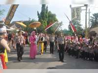 Punokawan Sambut Kedatangan Kapolda di Depan Mapolres Bojonegoro