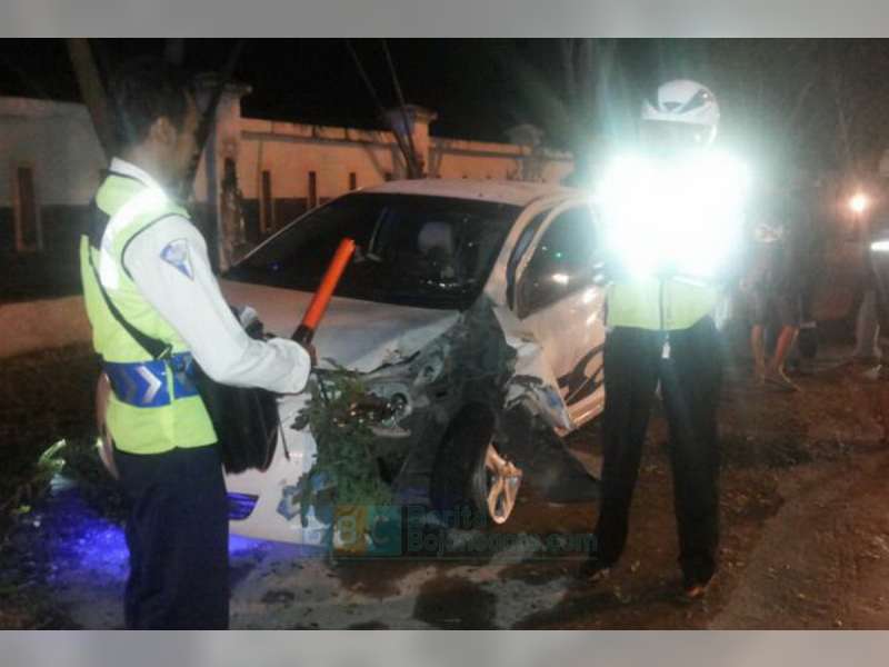 Kurang Konsentrasi, Toyota Vios Tabrak Penghijauan di Balen