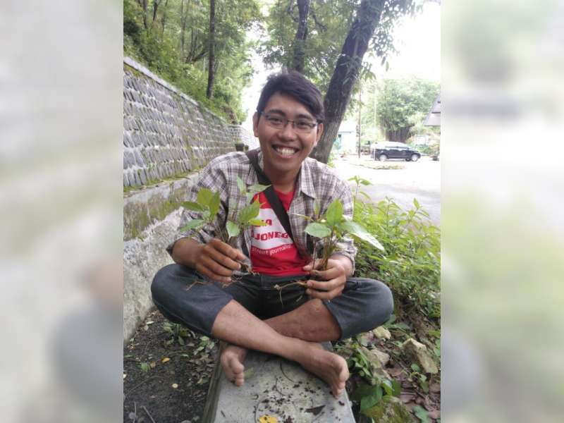 Membagi Bibit Pohon, Mengajak Masyarakat Menanam Pohon Agar Terhindar Bencana Alam