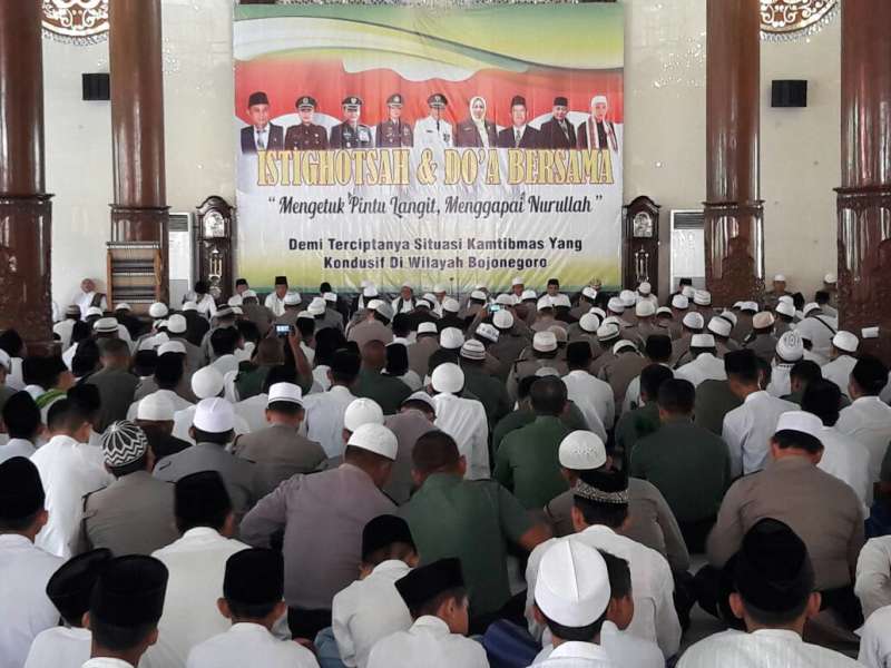 Forpimda Bersama Masyarakat Gelar Istighosah di Masjid Darussalam