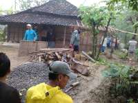 Satu Rumah di Tepi Kali Gandong Mojodelik Terancam Longsor, Warga Gotong Royong Bongkar