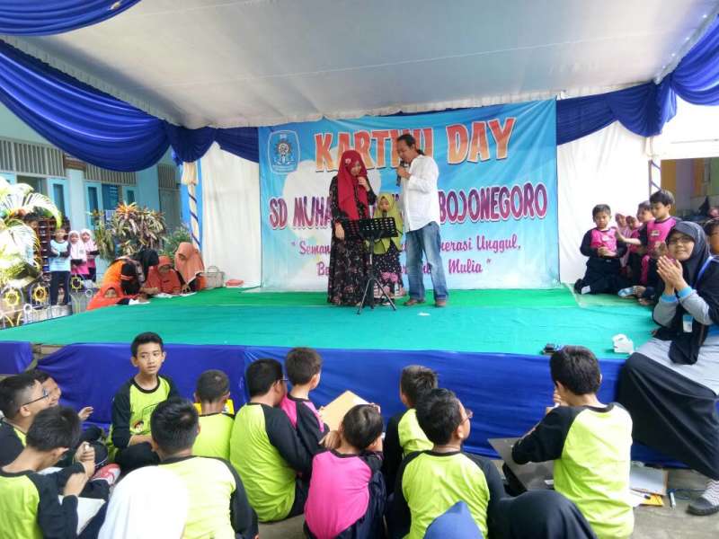 Orang Tua dan Anak Duet di Panggung