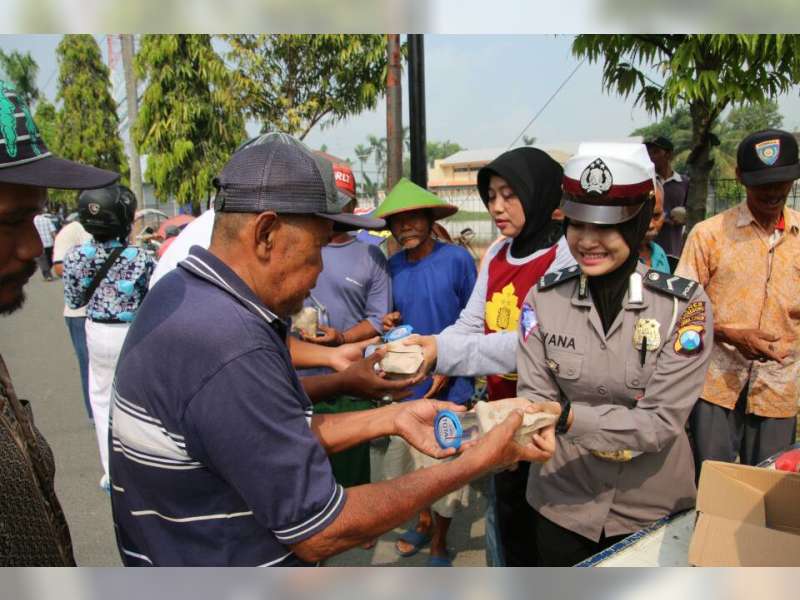 Hari Kartini, Polwan Bojonegoro Bagikan Nasi Bungkus pada Tukang Becak