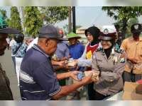 Hari Kartini, Polwan Bojonegoro Bagikan Nasi Bungkus pada Tukang Becak
