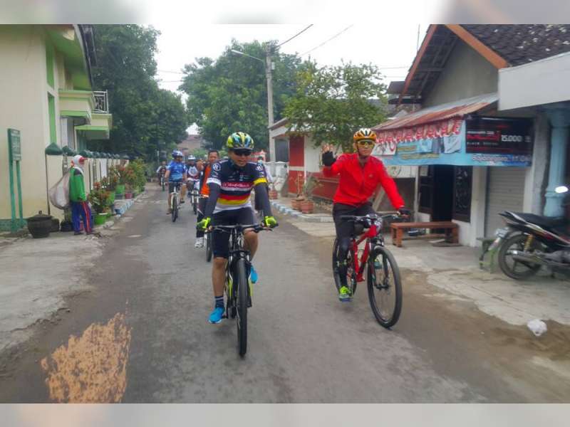 Pupuk Kebersamaan Anggota, Kapolres Bersepeda Susuri Gang Kecil
