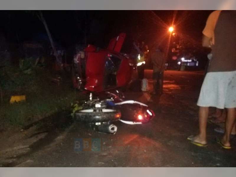 Diduga Sopir Mengantuk, Corolla DX Terguling Setelah Tabrak Yamaha Vixion